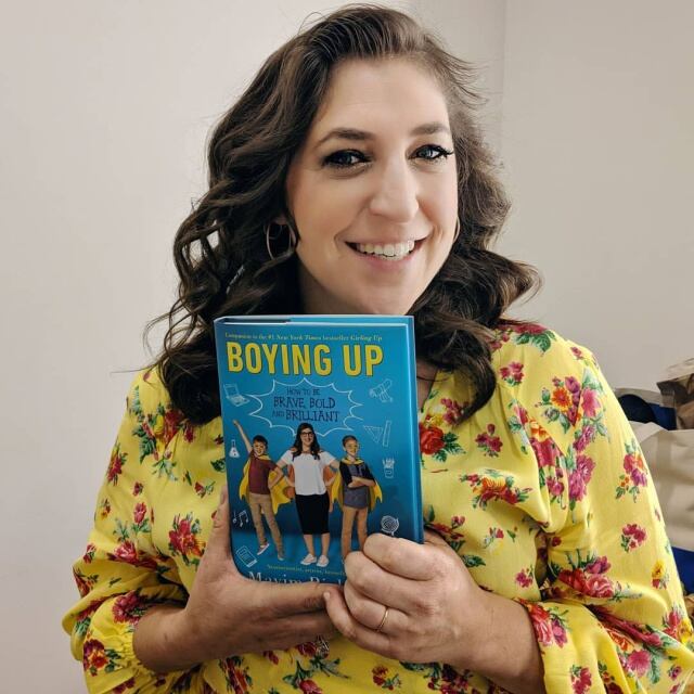 Mayim junto a su útlimo libro de autoayuda, Boying Up