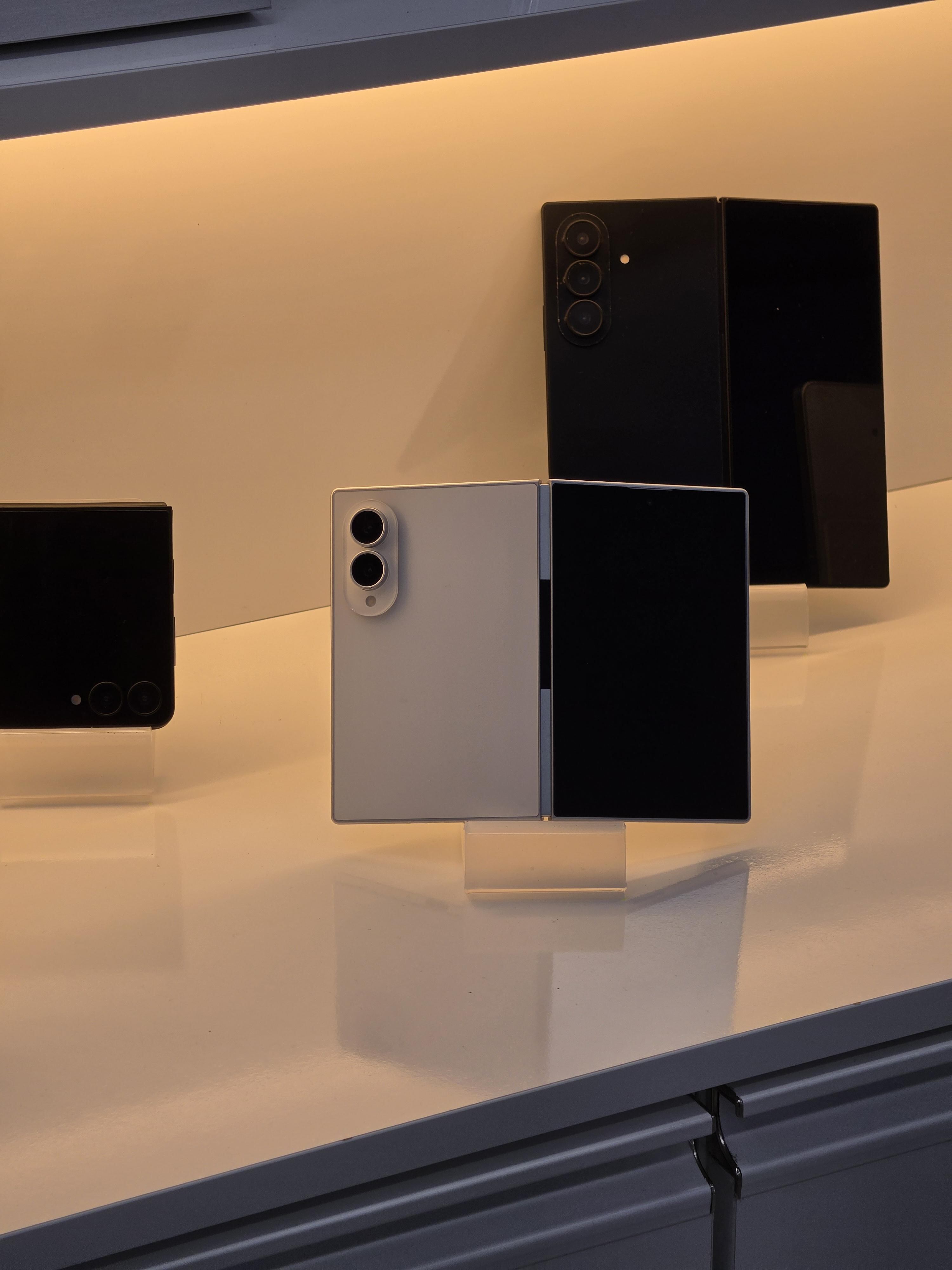 Unidades reales de los nuevos Galaxy Fold avistadas en una tienda coreana.