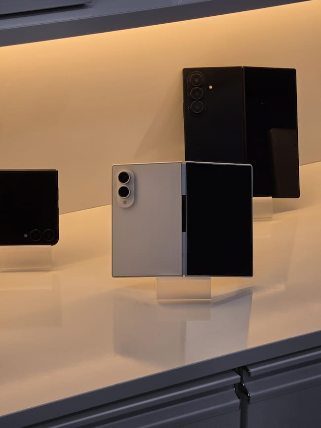Unidades reales de los nuevos Galaxy Fold avistadas en una tienda coreana.