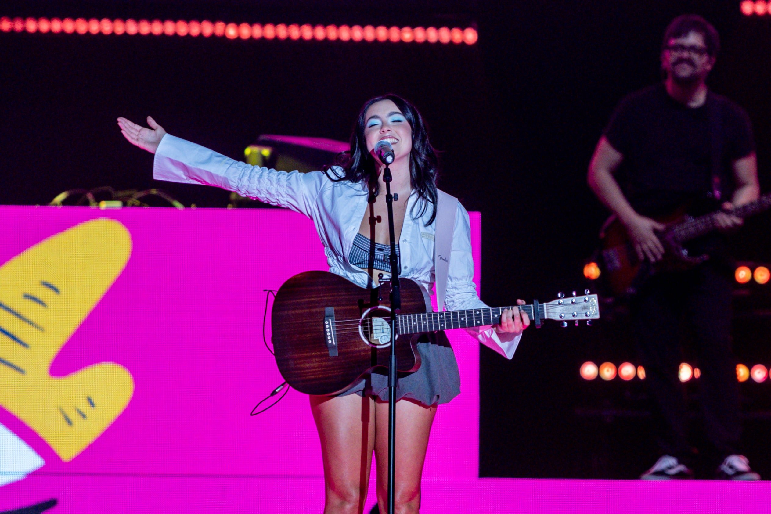 Chiara Oliver regala un meadly de 'Margaritas' y 'Puzzle' en su actuación de LOS40 Primavera Pop 2025