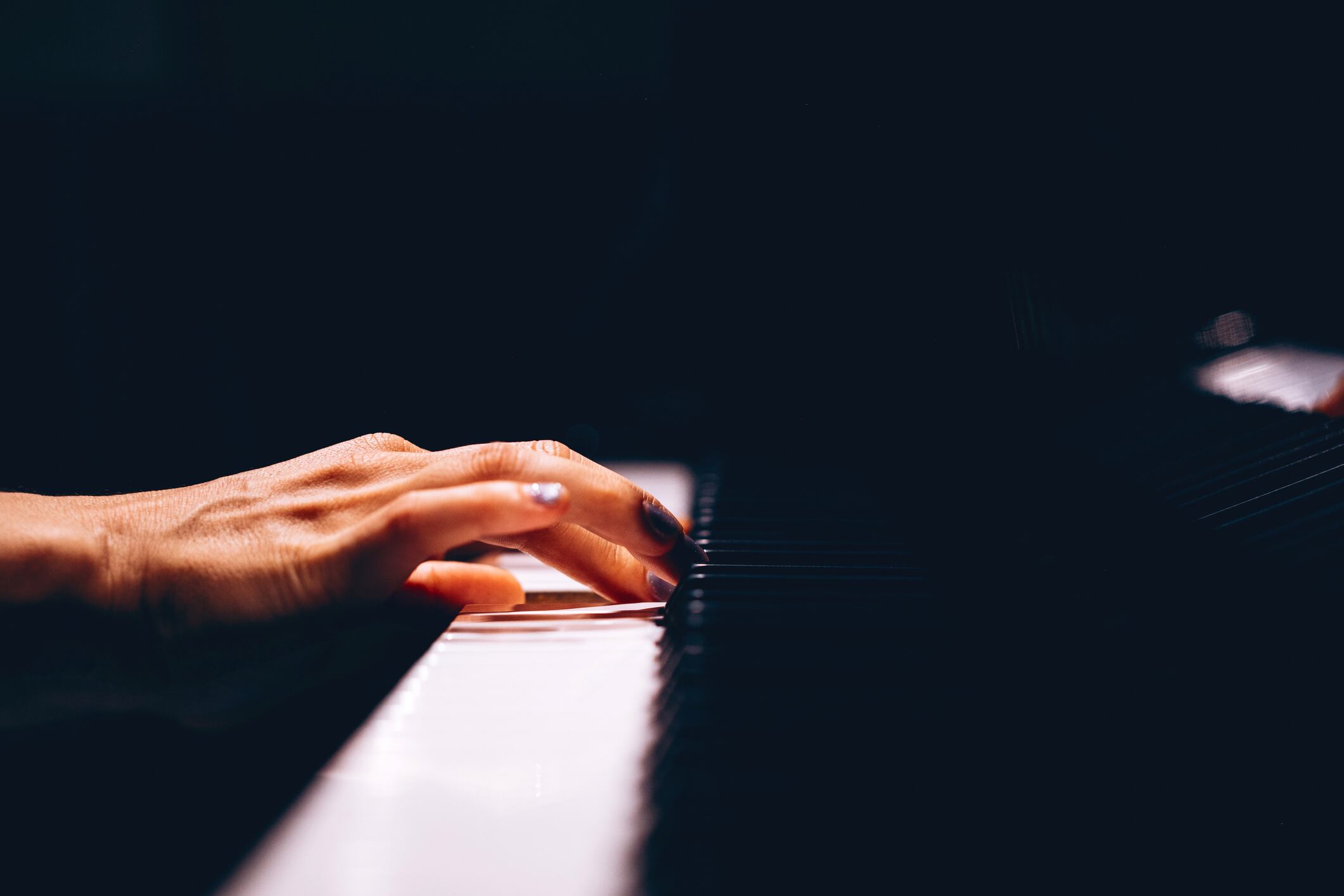 Tocar un instrumento estimula el cerebro.