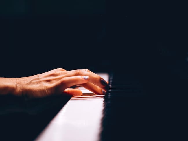 Tocar un instrumento estimula el cerebro.