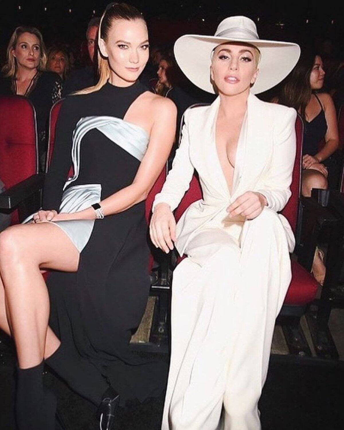 Karlie Kloss junto a Lady Gaga