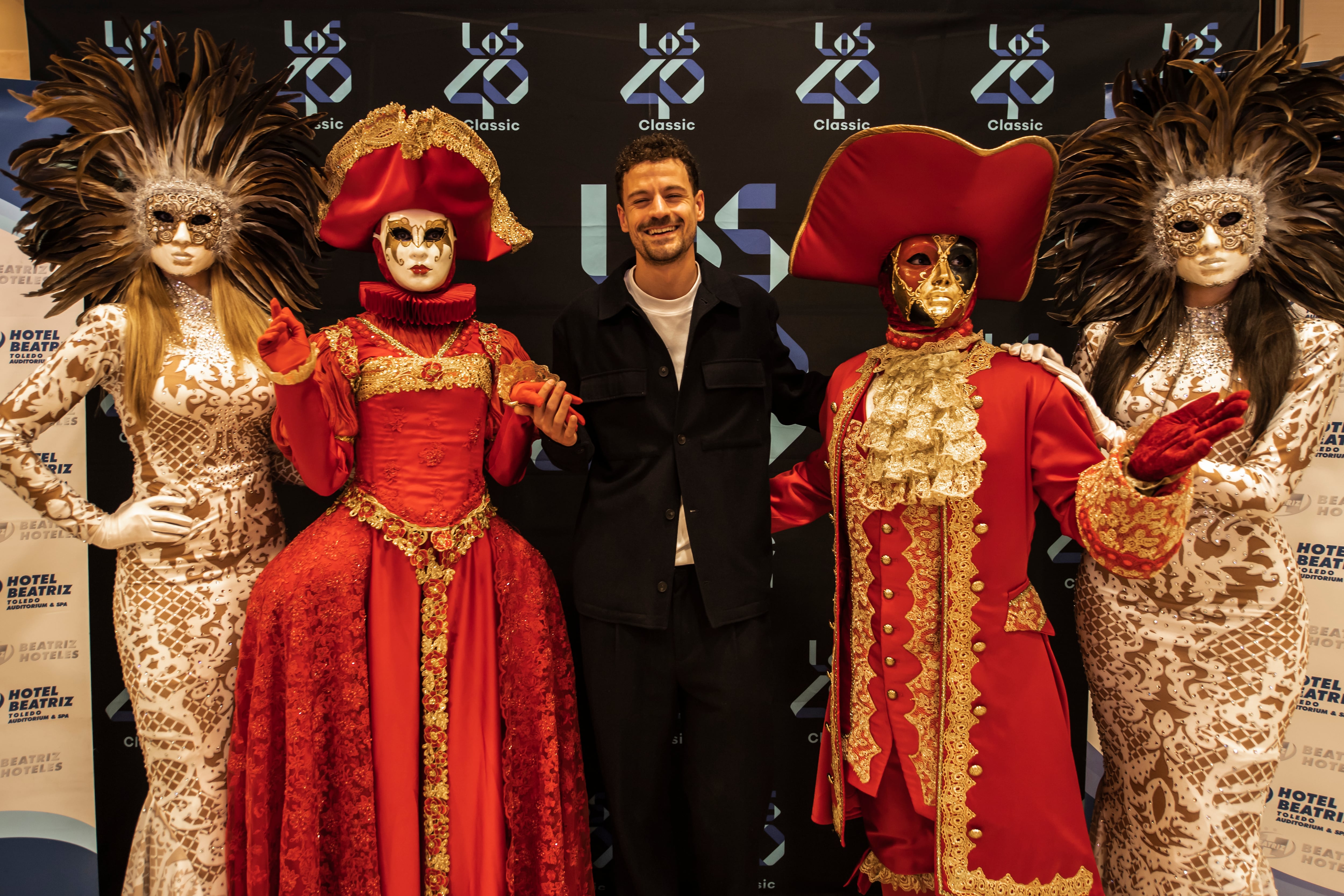 El DJ de LOS40 Classic Juan Borrás posando en el Photocall en La Classica Fiesta Ochentera en Toledo