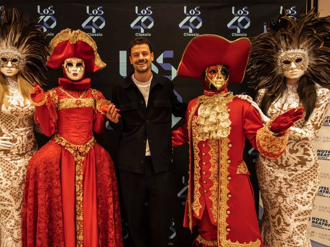 El DJ de LOS40 Classic Juan Borrás posando en el Photocall en La Classica Fiesta Ochentera en Toledo