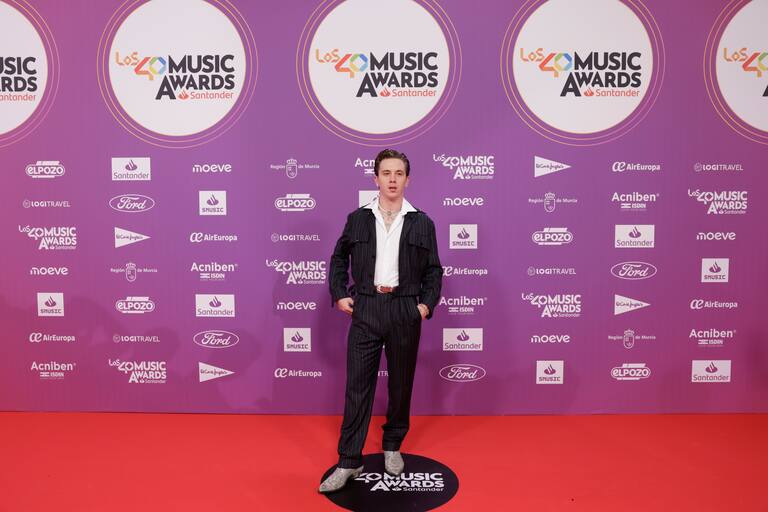 Walls, el artista murciano, ha sabido cómo aprovechar la oportunidad para lucir estilazo en LOS40 Music Awards Santander 2025 con este total look de raya diplomática.