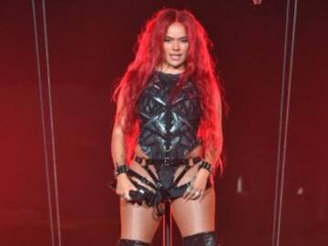 Karol G reivindica los cuerpos reales con curvas posando en bikini: “Y quién dijo que yo era flaquita”