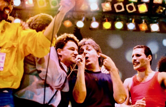 Bono, Paul McCartney y Freddie Mercury, en el escenario durante el concierto Live Aid que se celebró en Wembley (Londres en 1985).