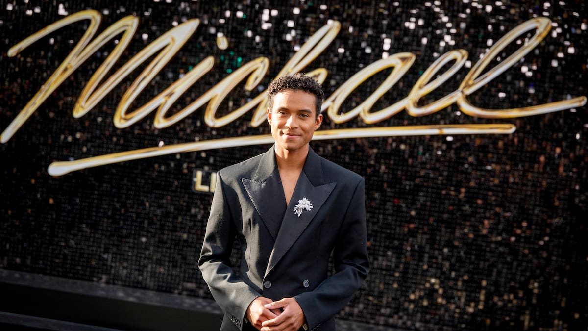 Michael se une al club de los mil millones de dólares