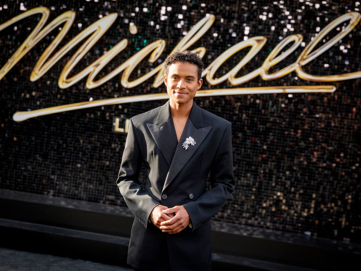 Michael se une al club de los mil millones de dólares