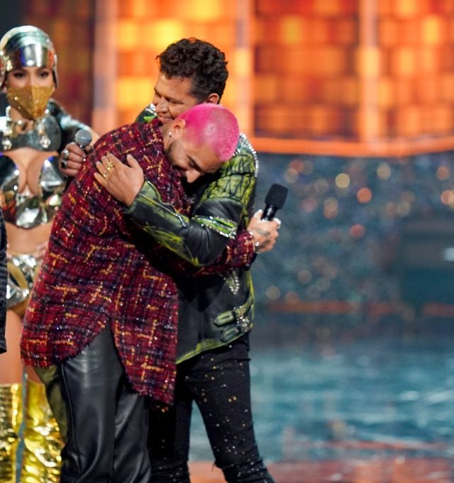 Maluma y Carlos Vives se funden en un abrazo en los Premios Lo Nuestro 2021.