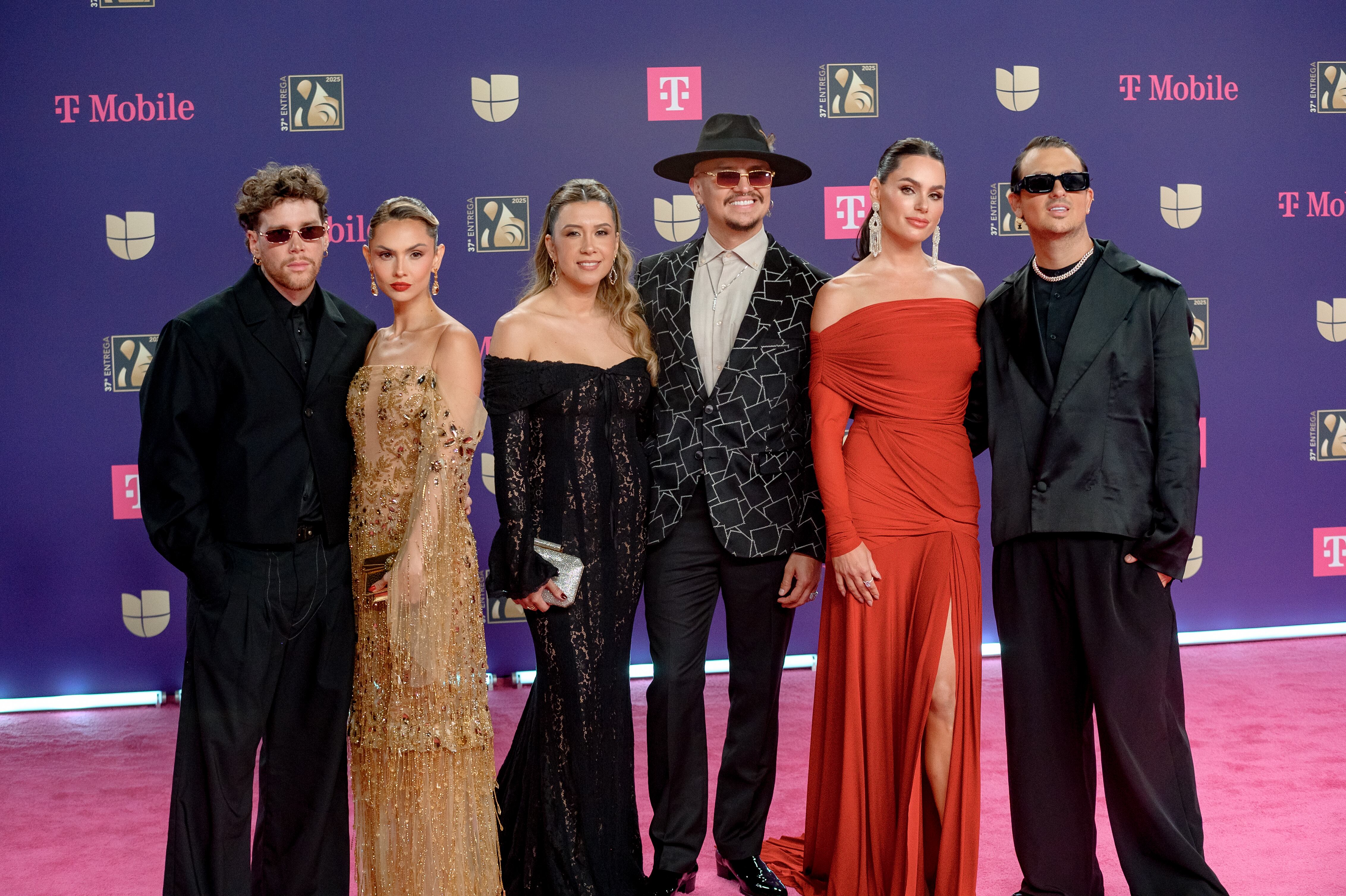 Los chicos de Piso 21 dejaron claro que todos tienen pareja y posaron en grupo dando relevancia al negro. Menos mal que dos de las novias pusieron algo de color.