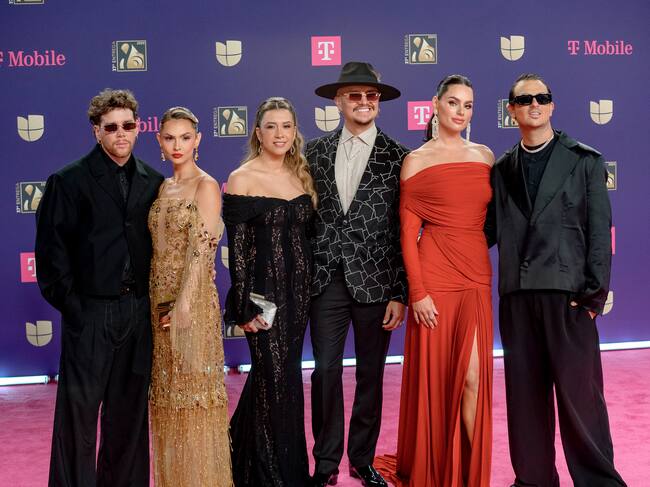 Los chicos de Piso 21 dejaron claro que todos tienen pareja y posaron en grupo dando relevancia al negro. Menos mal que dos de las novias pusieron algo de color.