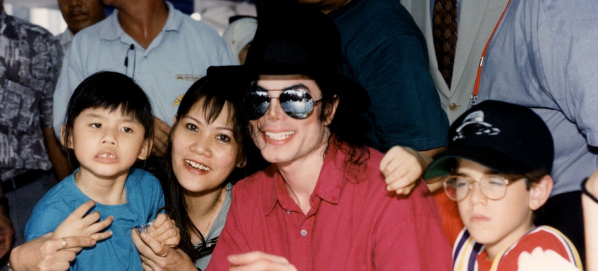 Michael Jackson, saludando a fans durante su estancia en Brunéi.