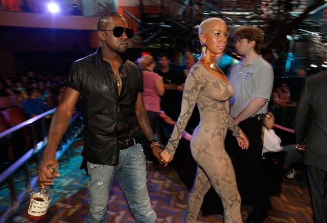 Kanye West y su botella de Hennessy paseando junto a Amber Rose por Radio City, lugar donde se celebraron los MTV Video Music Awards 2009