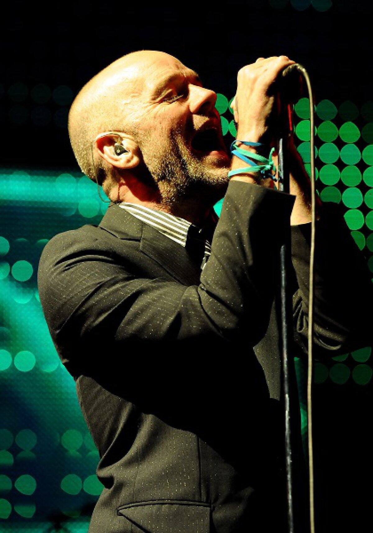 R.E.M. son las siglas con las que se suele referir a la fase del sueño conocida como "movimiento ocular rápido" o "rapid eye movement".
