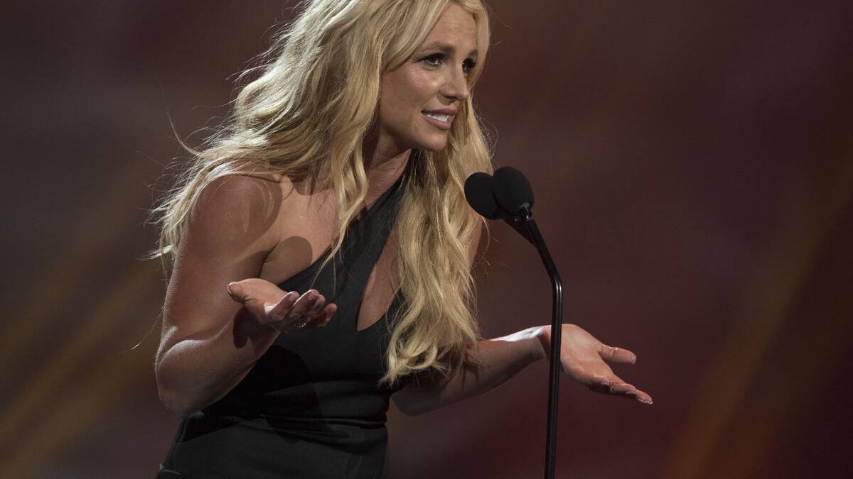 Britney Spears estrena su nueva canción Swimming in the stars