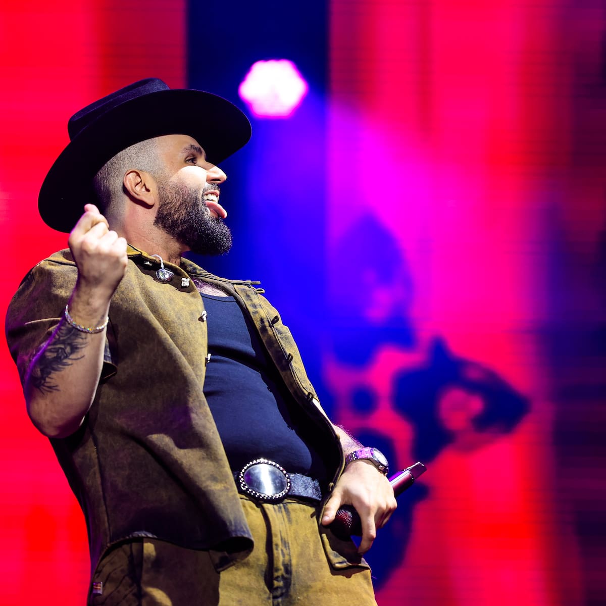 Carín León se enamora y encuentra a 'La Buena' en su nueva canción