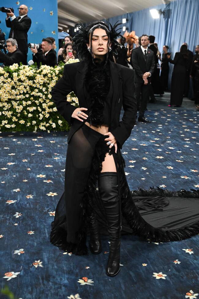 Charli XCX ha recurrido a Ann Demeulemeester para mostrar un estilismo con muchos detalles en su look total black. Falda transparente y abierta que mostraban sus maxi botas y chaqueta. Todo con las plumas tomando el protagonismo. Charli XCX ha recurrido a Ann Demeulemeester para mostrar un estilismo con muchos detalles en su look total black. Falda transparente y abierta que mostraban sus maxi botas y chaqueta. Todo con las plumas tomando el protagonismo.