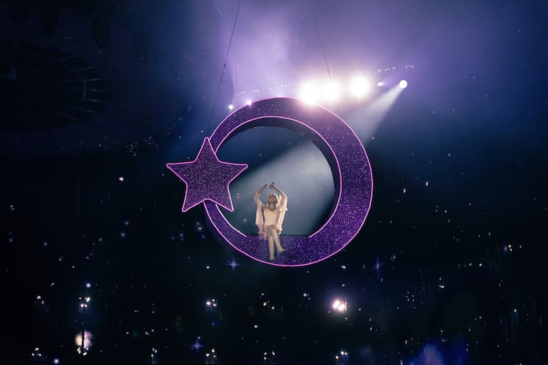 Tini en la luna de &#039;Violetta&#039; con un total look en blanco