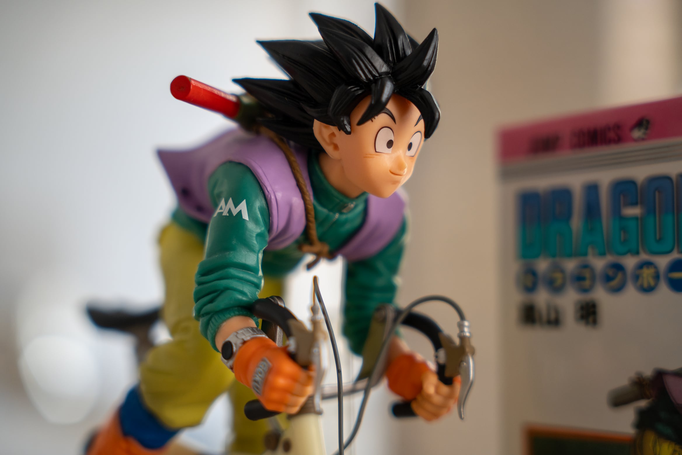 Figura de Goku en bicicleta de Banpresto