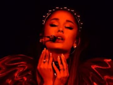 Ariana Grande llora al cantar a Mac Miller