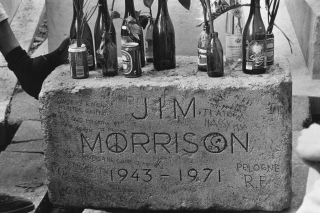 Botellas de cerveza y flores en la tumba del cantante Jim Morrison, en el cementerio de París, en 1990.