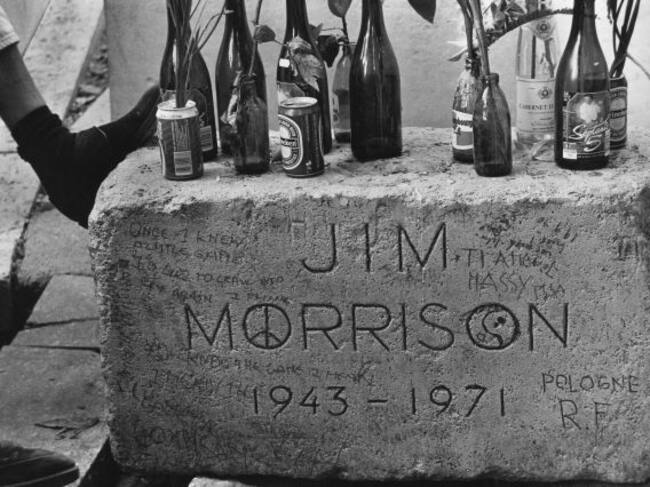 Botellas de cerveza y flores en la tumba del cantante Jim Morrison, en el cementerio de París, en 1990.