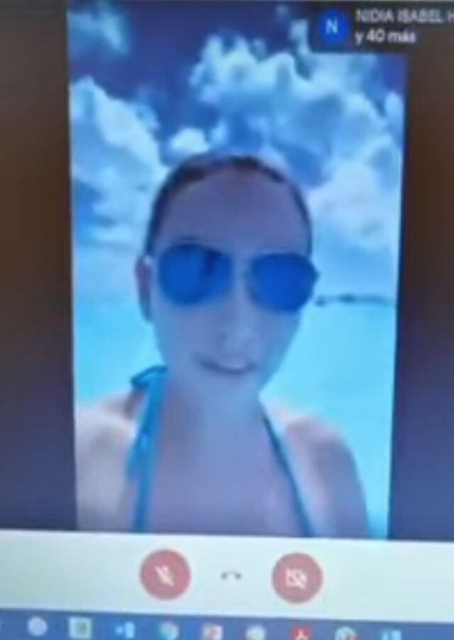 Alumna toma clase desde la playa en Cancún y se viraliza