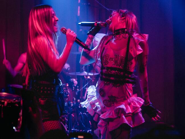 Ruslana y Paula Koops cantando 'me he colgado de mi ex' en el 'Génesis Tour' de Madrid. / @migthel