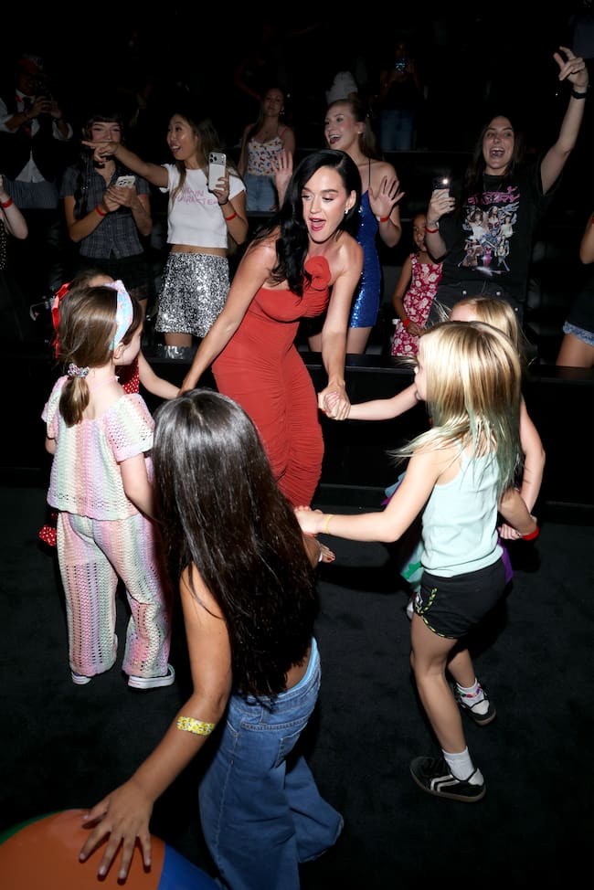 LOS ÁNGELES, CALIFORNIA - 26 DE AGOSTO: Katy Perry asiste a la proyección VIP de Katy Perry: The Lifetimes Tour - Live from Paris en AMC The Grove 14 el 26 de agosto de 2026 en Los Ángeles, California. (Foto de John Shearer/Getty Images para 10 Lives Studios, LLC)