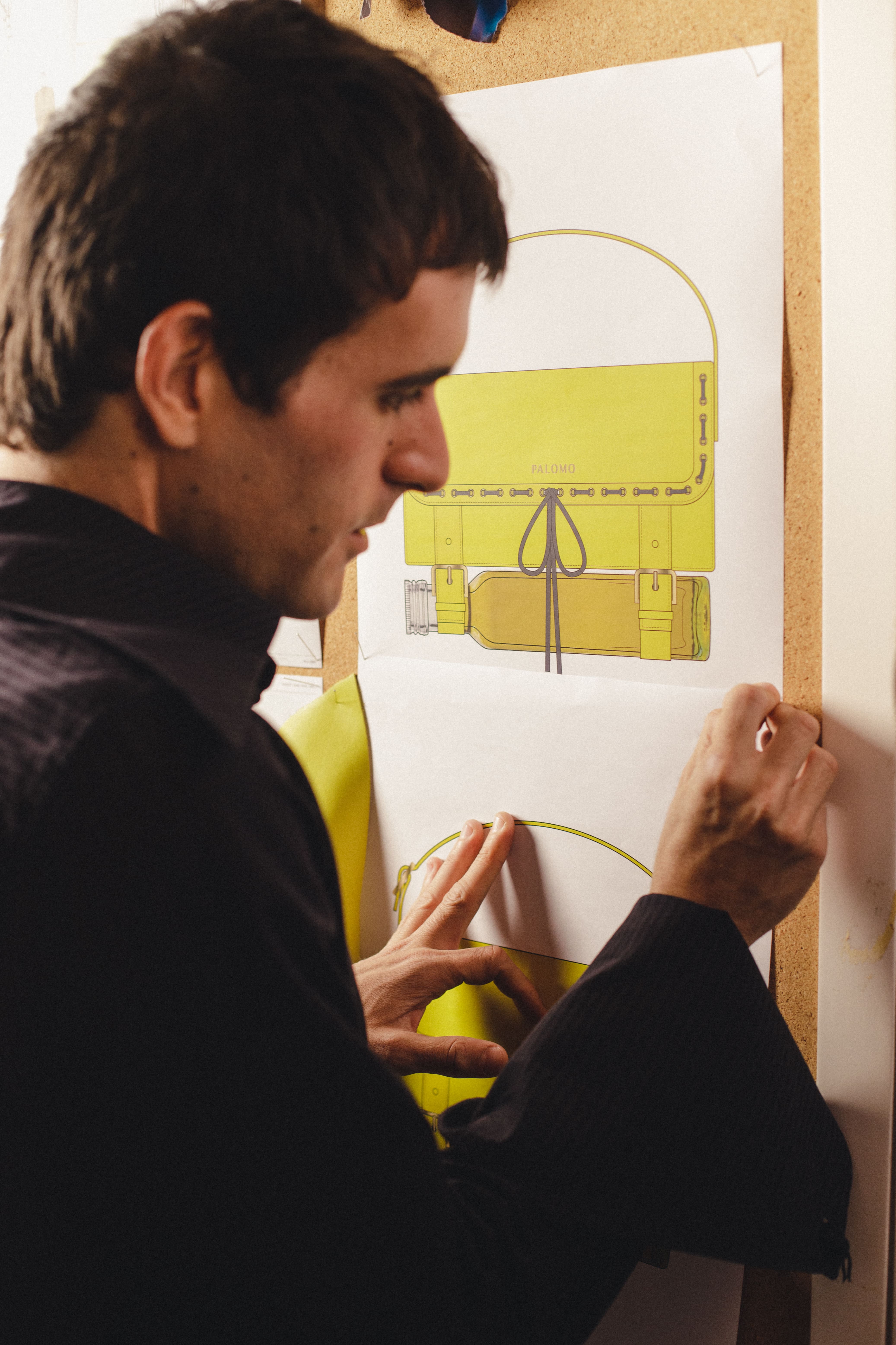 Palomo Spain, diseñando el bolso exclusivo en una foto cortesía de Acento Enlace
