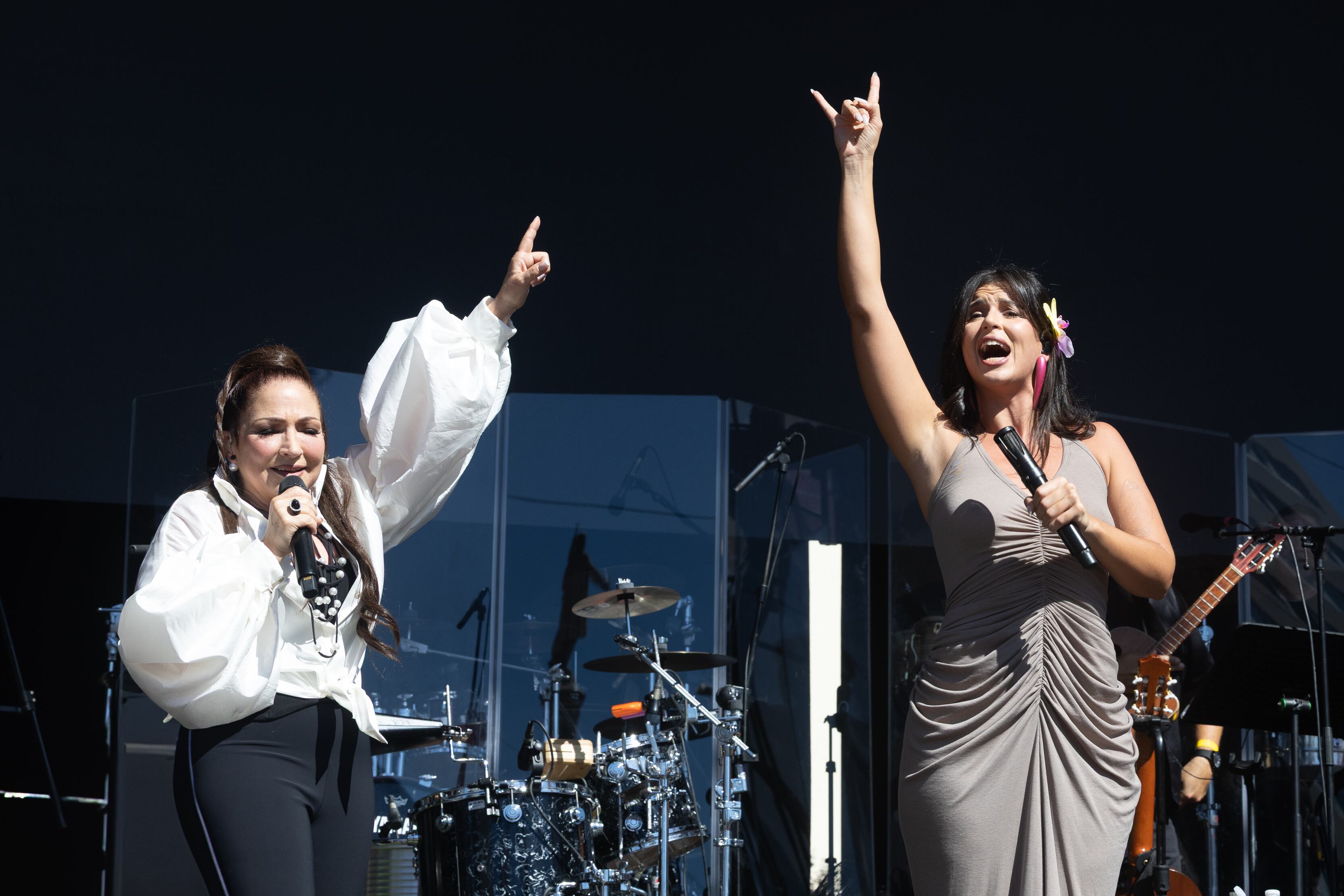 Gloria Estefan y Nathy Peluso durante su concierto en la Plaza Colón de Madrid.