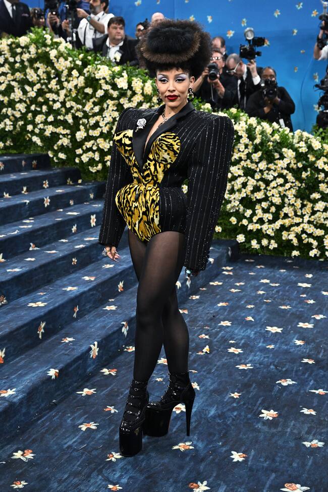 Doja Cat, que tiende al riesgo en cuestión de estilismo, se puso un look de body de Marc Jacobs con detalles de felino salvaje en naranja y negro y rayas de hombros XXL. Y su peinado, otra obra de arte.