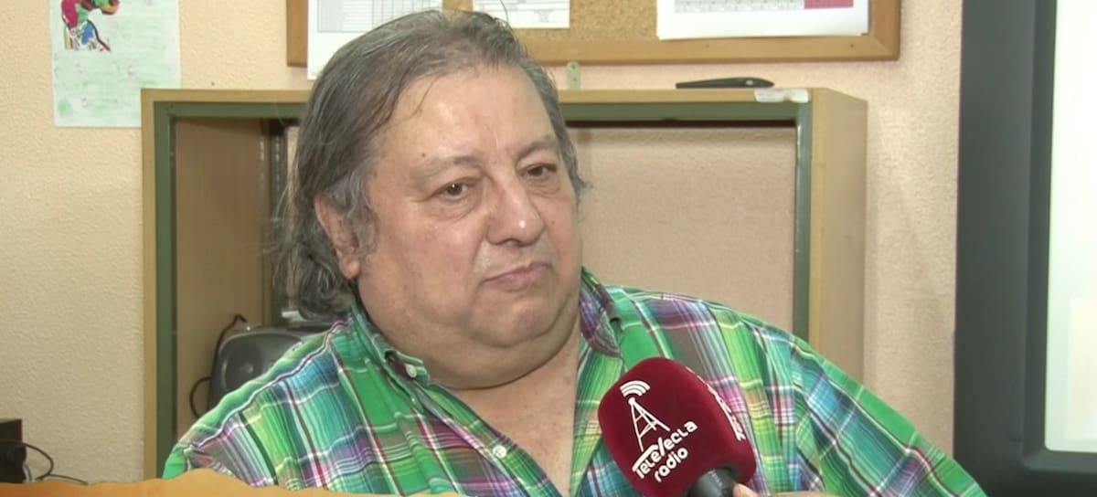 El pintor José Lucas en una entrevista para TeleYecla Radio.