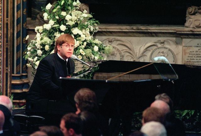 Sir Elton John, cantando &#039;Candle in the Wind&#039; en el funeral de su amiga, la princesa Diana, el 6 de septiembre de 1997 en Londres.