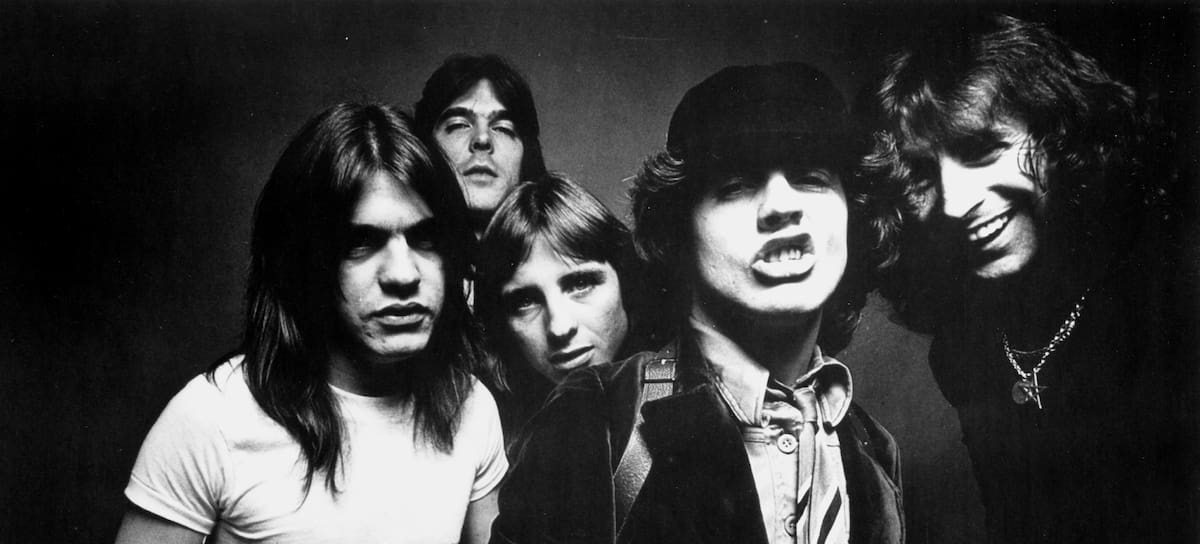 1979: La banda de rock australiana AC/DC posa para una foto publicitaria de Atlantic Records para la sesión de fotos de la portada del álbum Highway to Hell en 1979. (Foto de Atlantic Records/Michael Ochs Archives/Getty Images)