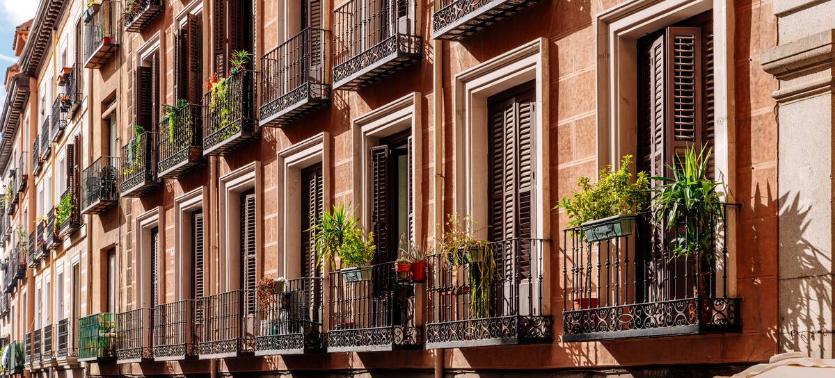 Una calle de Soria con varios pisos