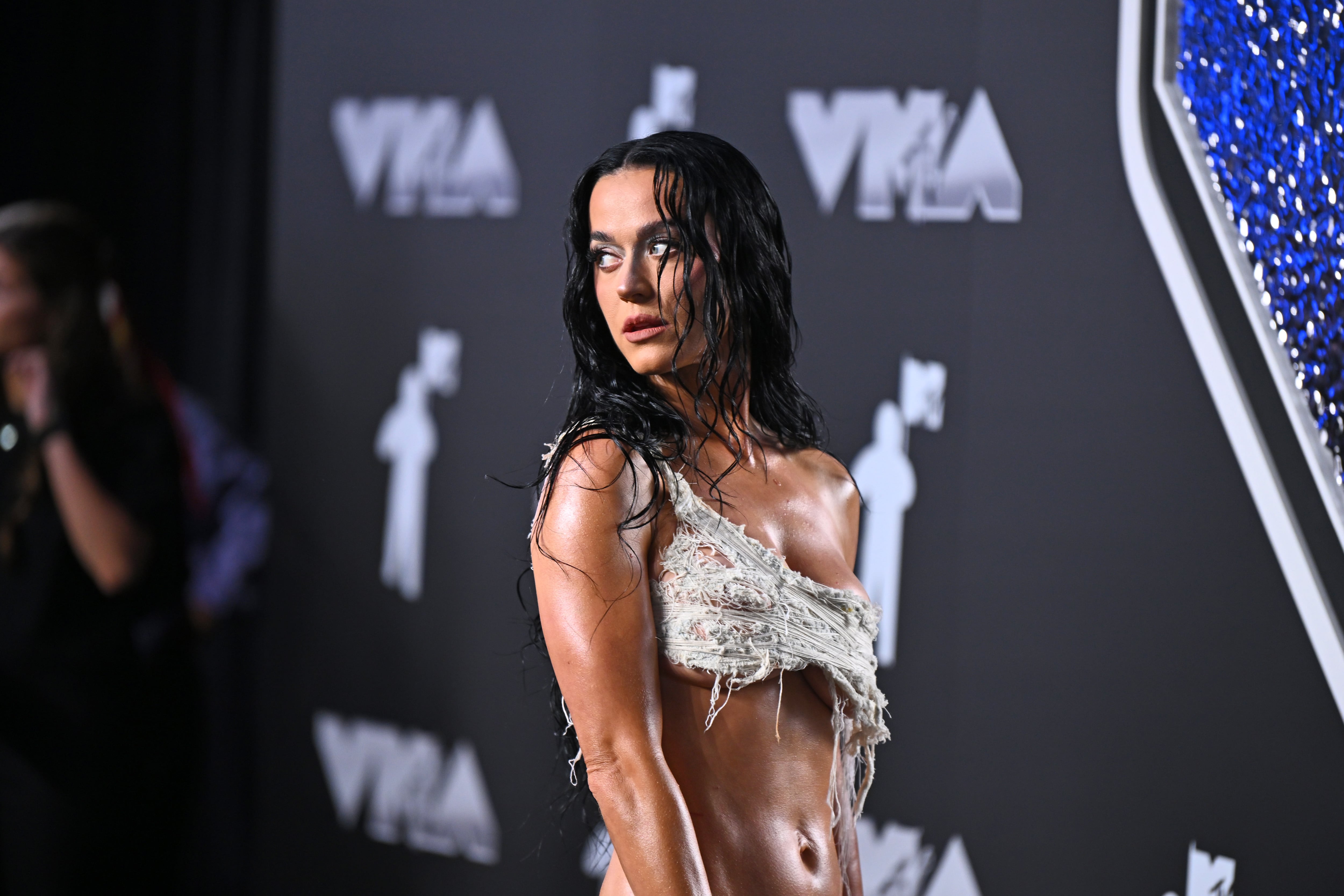 Y si no que se lo pregunten a Katy Perry quien hizo de ese efecto mojado todo un look. Con su estilismo que parecía salido de Roar, la californiana dejó claro que no es una coincidencia que vuelva a estar en lo más alto: física y musicalmente.