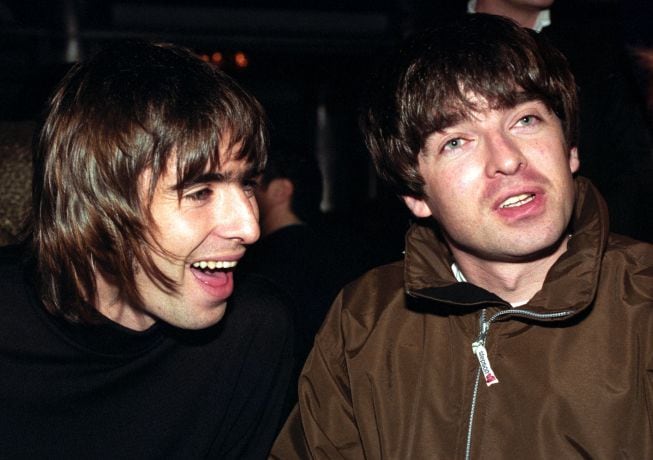 Liam y Noel Gallagher en 1996.