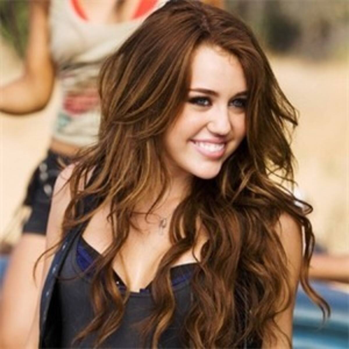 Miley Cyrus patea la bandera venezolana