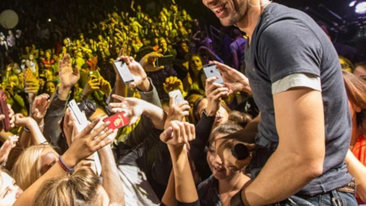 Enrique Iglesias se deja manosear en el escenario