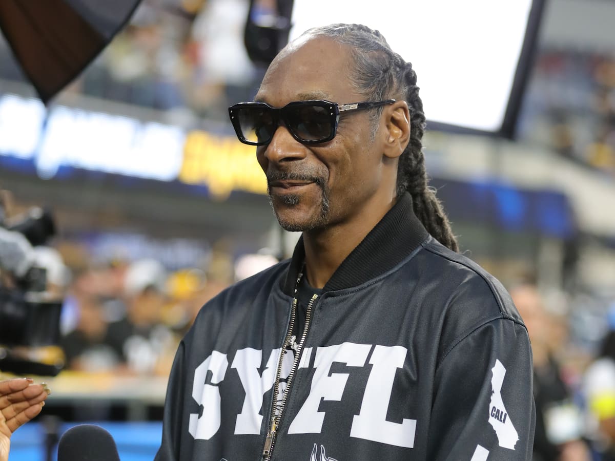 Snoop Dogg ya tiene fecha de estreno para su biopic y elige a una estrella de 'Outer Banks' como protagonista