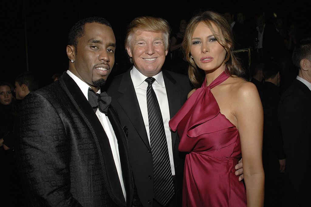 Sean Combs, Donald Trump y Melania Trump asisten al evento UNA NOCHE A BENEFICIO DE RAISING MALAWI Y UNICEF, organizado por GUCCI y MADONNA en las Naciones Unidas, el 6 de febrero de 2008 en la ciudad de Nueva York.