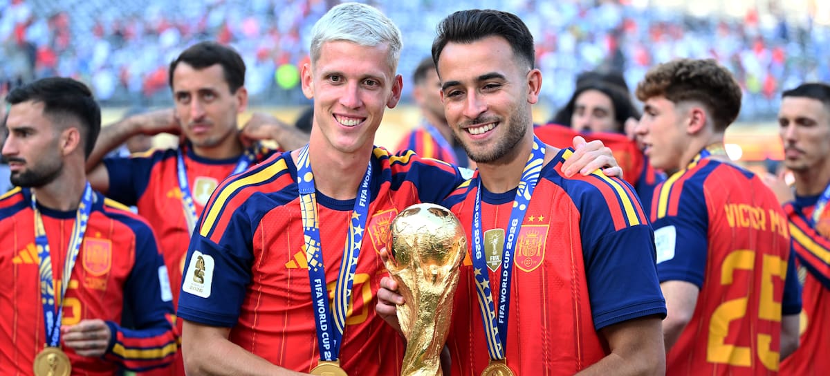 Dani Olmo y Eric García, con la camiseta de la selección española con dos estrellas