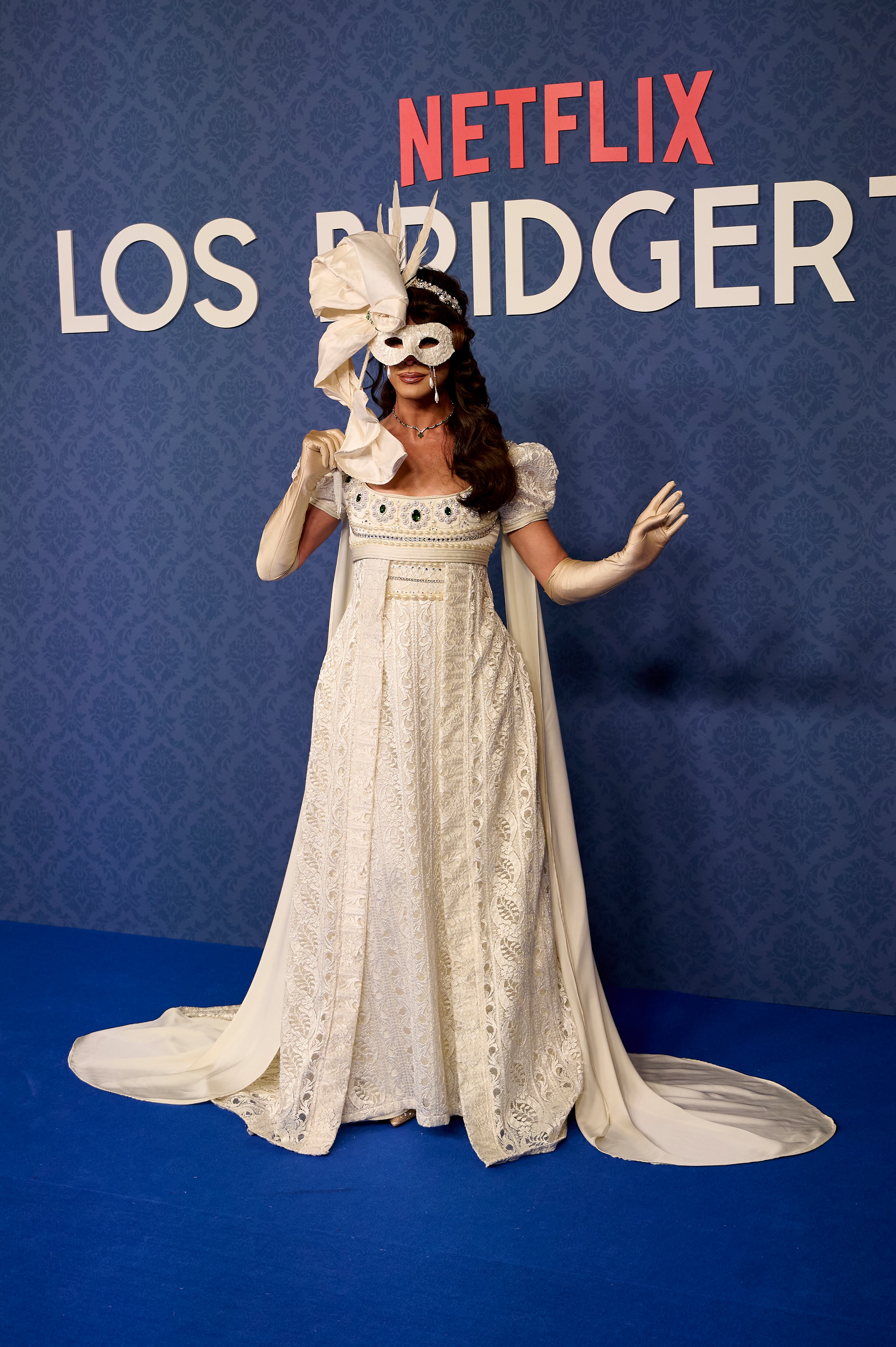 La artífice del lookazo de Mar Flores también ha sido invitada al baile, aunque, para ella se ha reservado un vestido blanco con bordados que también nos ha dejado con la boca abierta. Y atención al tocado.