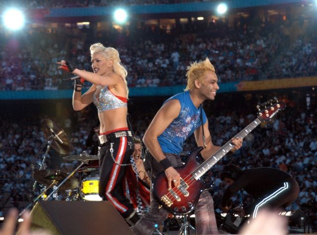 Gwen Stefani y Tony Kanal actúan en la Super Bowl XXXVII en 2003.