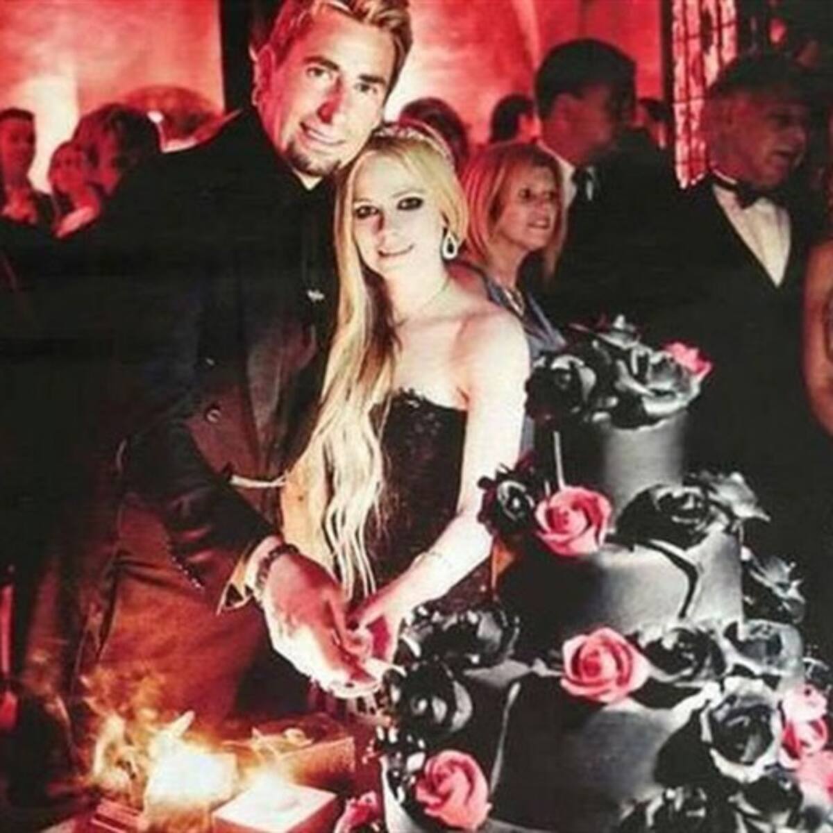 Avril Lavigne volvió al altar, esta vez dio el "sí" vestida de negro