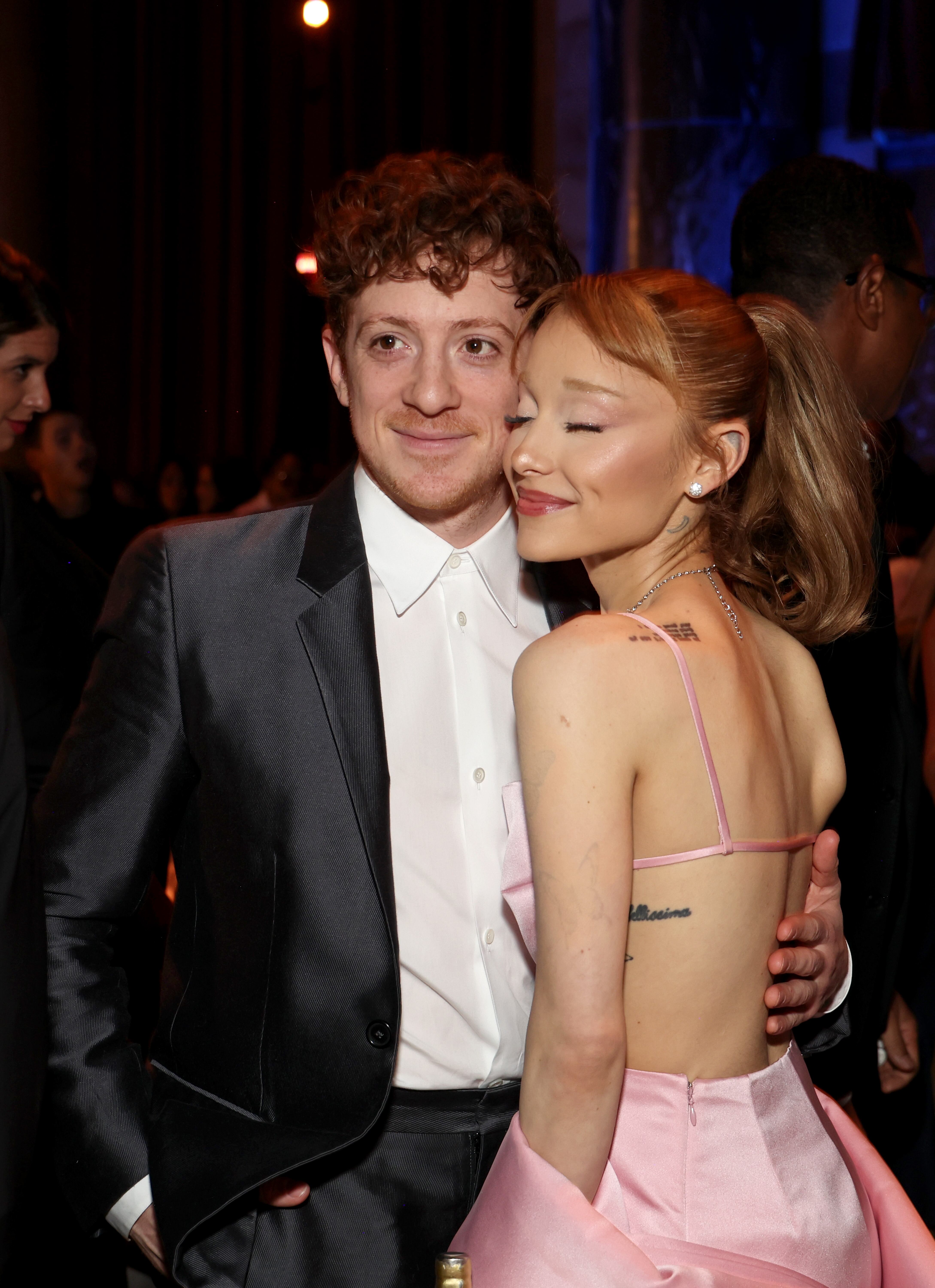 Ariana Grande y Ethan Slater en 2025