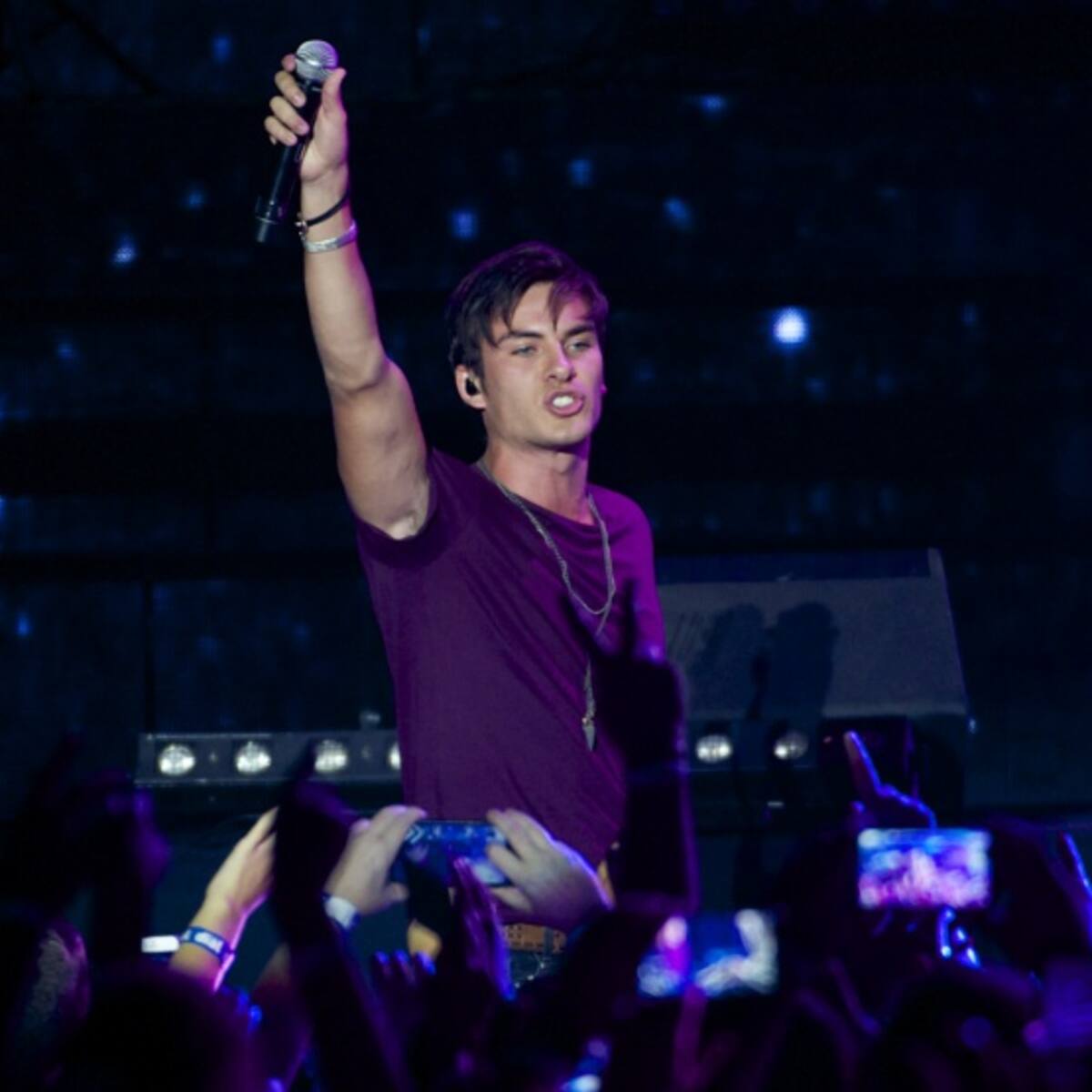 Andrés de DVICIO se siente “bendecido” con su novia